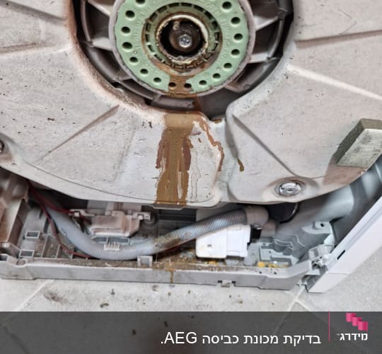 נזילת שמן ממכונת כביסה, צינור חשמלי גלוי
